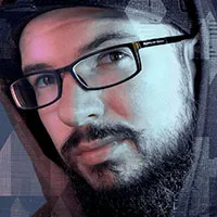 Porträt eines Mannes mit Brille, Kapuzenpullover und Bart vor abstraktem Hintergrund.